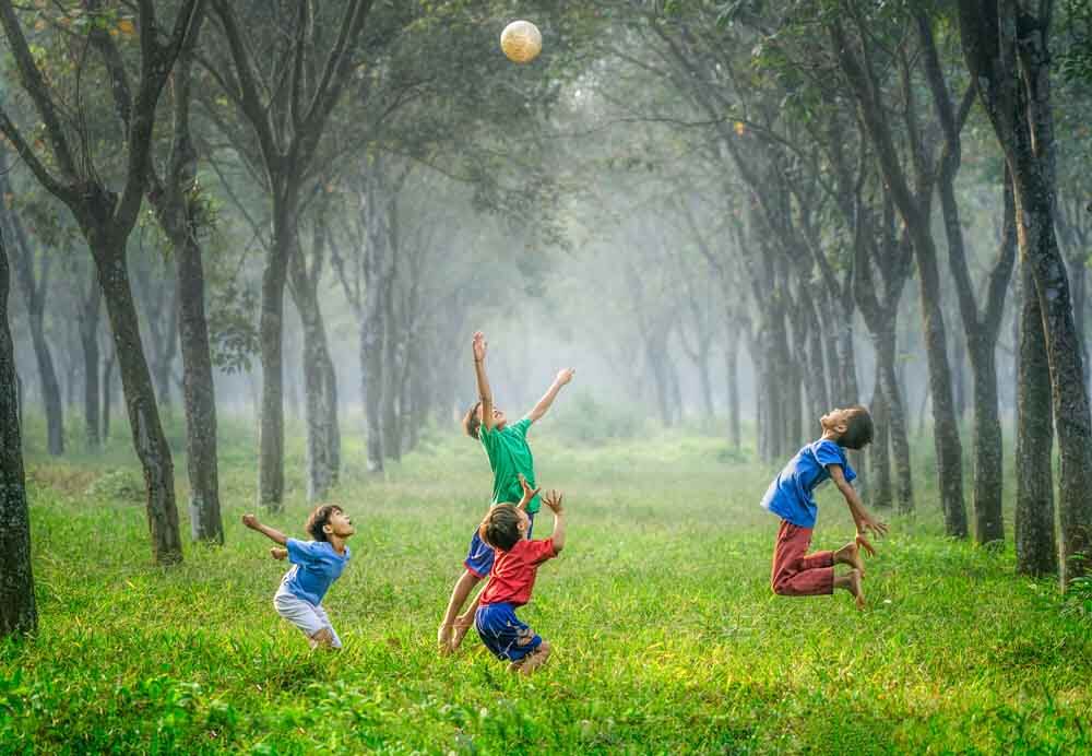 ボールで遊ぶ子供たち